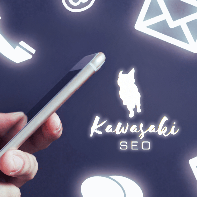 Imagem para contato Kawasaki SEO Imagem mostra uma mão segurando um celular com ícones de e-mail, redes sociais e o logo da Kawasaki SEO